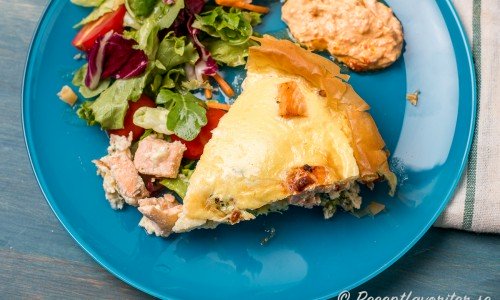Servera gärna pajen med en grönsallad med tomat, dijondressing samt ajvarsås. 