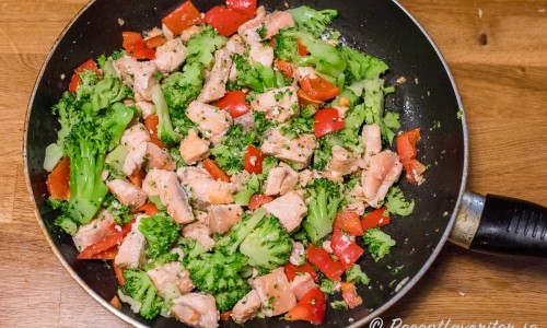 Fräs tärnad lax med broccoli, paprika och vitlök. 