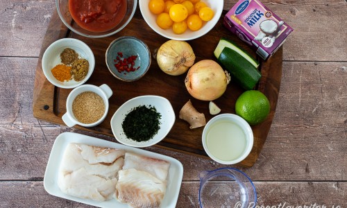 Till curryn behöver du torsk, socker, spiskummin, koriander, gurkmeja, krossade tomater, chili, hackad koriander, cocktailtomater, lök, ingefära, vitlök, olja, vatten, lime, zucchini och kokosmjölk. 