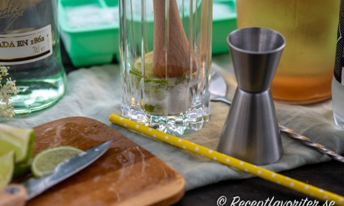 Mortla lime med socker i botten på glaset. 