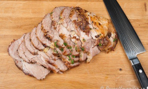 Låt köttet vila tio minuter och skär sedan upp i skivor mot köttfibrerna så mycket det går med en vass kniv. 