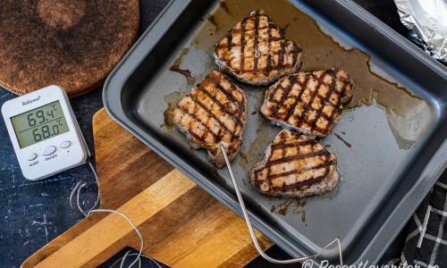 Stek färdigt köttet i ugnen på 150 grader eller på grillen på lägre temperatur. Innertemperatur ska vara ca 68 grader. 