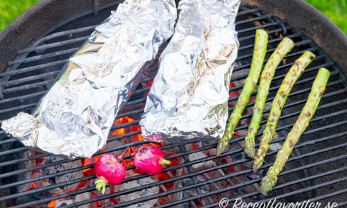 Foliepaketen grillas på utegrill tillsammans med lite grönsaker som sparris och rädisor. 