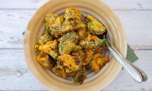 Knapriga friterade broccolibuketter i skål