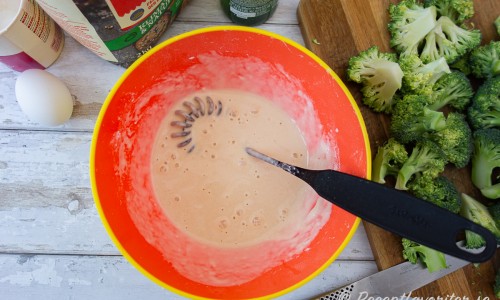 Ingredienser till frityrsmeten är äggvita, vetemjöl, bakpulver och kall ljus öl, vichyvatten eller vanligt vatten. 