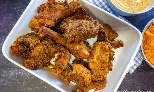 Friterad kyckling i delar med knaprig och kryddig panering på amerikanskt soul food vis. 