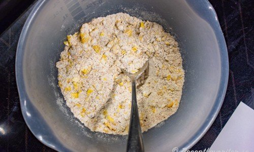 Paneringen blandas i en skål av vetemjöl, majsstärkelse, bakpulver, salt och cornflakes. 