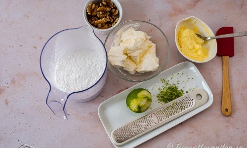 Florsocker, färskost, mjukt smör samt rivet limeskal för smaksättning och garnering; samt valnötter till garnering. 