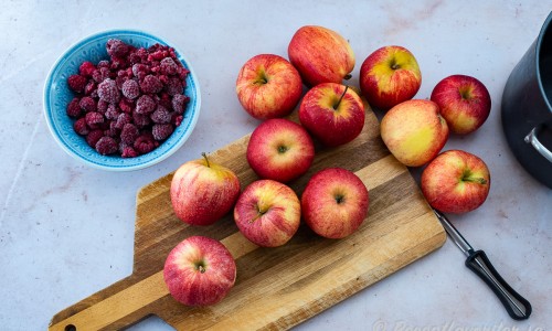 Till fruktremmarna behöver du färska eller frysa hallon för smak och äpplen för volym och smak. 