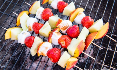 Fruktspetten grillas hastigt så att marshmallowsen får lite färg