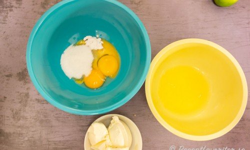 Äggen delas i äggulor som vispas med socker och vaniljsocker samt äggvitor som vispas till skum.  