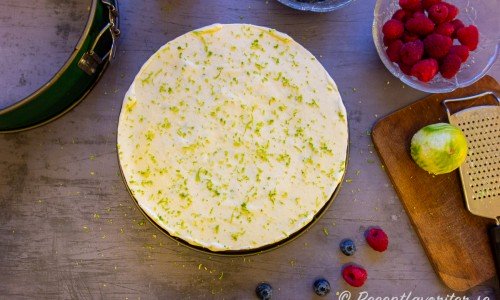 Fryst cheesecake i springform med riven lime. 