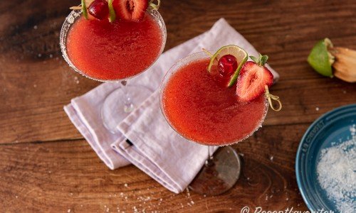 Fryst jordgubbsmargarita eller frozen strawberry margarita i glas med garnering