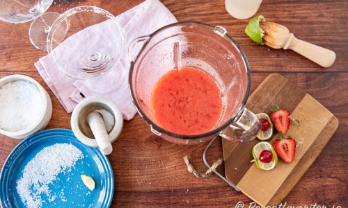 Ingredienserna mixas till en trögflytande isröra - tillsätt lite vatten, läsk eller mineralvatten om röran är för tjock så att det mixas runt ordentligt. 
