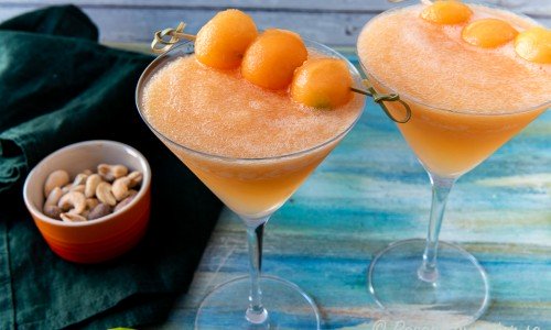 Fryst melondaiquiri i martiniglas garnerad med melonbollar