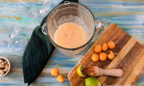 Is, lime, rom, sockerlag och melon mixas samt spädes till en slushig cocktail. 