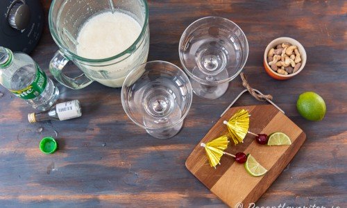 Is, lime, romessens, sockerlag och banan mixas samt späds med Sprite till en slushig isröra. 