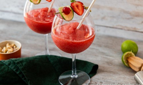 Bjud på en festlig och läskande alkoholfri cocktail med mixade jordgubbar och is som får smak likt en daiquiri med lime, sockerlag och romessens. 