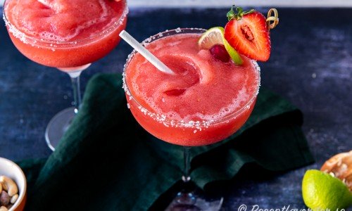 Fryst virgin jordgubbsmargarita eller frozen virgin strawberry margarita i glas med garnering
