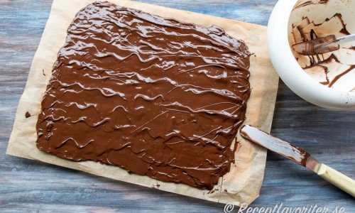 Fudgen toppas med ett lager smält choklad. 