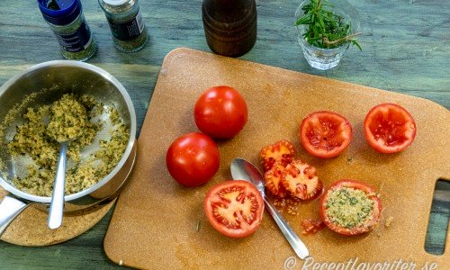 Tomaterna delas, gröps ur och fylls med en örtig ströbrödsröra. 