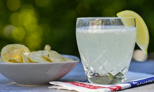 Gin Fizz är en drink av gin och citron som toppas med lite bubblande sodavatten. 
