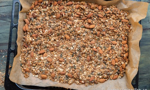Havregrynen med mera blandas till med äppeljuicen och rostas till en rustik granola. 