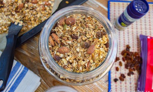 Granola med smak av äppelmos blir knaprig och god. 