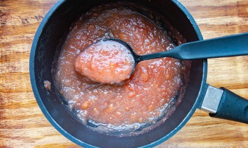 Gör först ett snabbt och enkelt äppelmos av kokta äppelbitar som mosas med socker. 