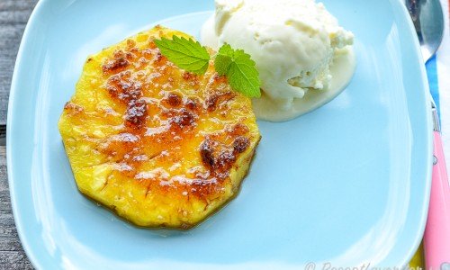 Ananasbrulée med vaniljglass och citronmeliss på tallrik