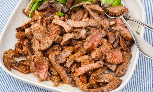 Grillad strimlad biff till köttmackan på fat