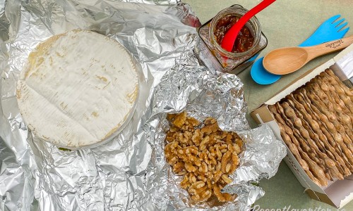 Ingredienser till den grillade Brieosten - en hel brieost ugns- eller grillfolie, hemgjord tomatmarmelad, valnötter att rosta i folie samt ett paket Mjälloms ljusa tunnbröd av vete. 