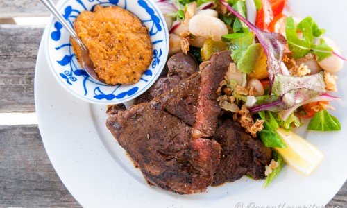 Grillad entrecote med sallad och jordnötsröra
