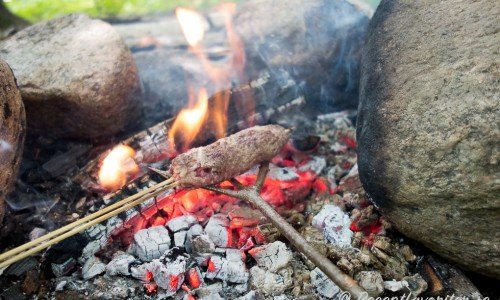 Kläm fast köttfärsen i en korv på en pinne eller grillspett. Grilla över öppen glöd eller på utegrill. 
