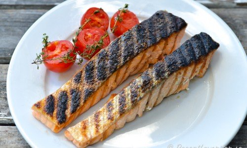 Grillad lax - låt gärna skinnet vara kvar så håller laxen ihop bättre på grillen. 