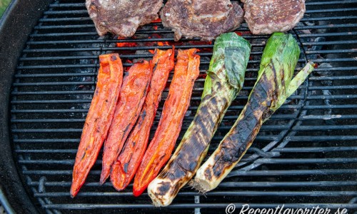 Grillad paprika blir ett gott grönsakstillbehör till det mesta på grillen. På bilden med entrecote och purjolök. 