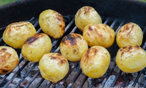 Grillad potatis på grillgaller