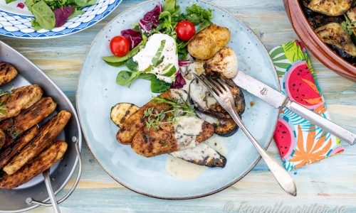 Grillad quornfilé serverad på tallrik med tillbehör