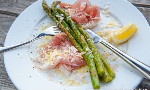 Grillad sparris som förrätt med lufttorkad skinka, citron och riven parmesan. 