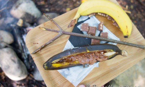 Grilla tills chokladen börjar smälta och bananen är mjuk. Sedan kan du äta med sked. 