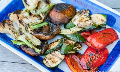 Grillade grönsaker - paprika, zucchini, portabello och knipplök är lätta att grilla. 