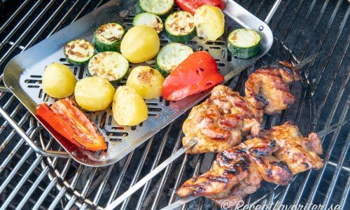Grillspetten med grillad potatis, paprika och zucchini.