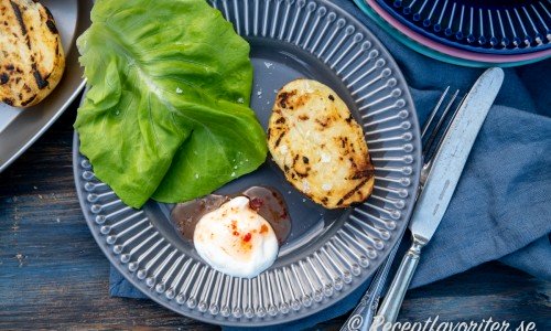 Halverade potatisar passar utmärkt att först koka och sedan ge färg på grillen till servering. 