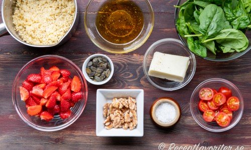 Ingredienser till grillost- och jordgubbssalladen. 