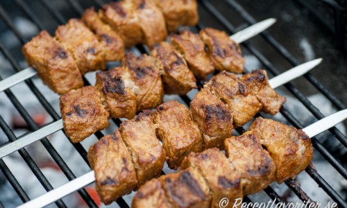 Spetten kan du grilla på utegrill eller i ugnen eller i grillpanna på spisen. 