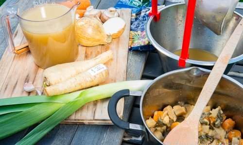 Grönsaksbuljongen kokas i gryta, silas genom silduk och kan sedan serveras eller användas till det du önskar. 