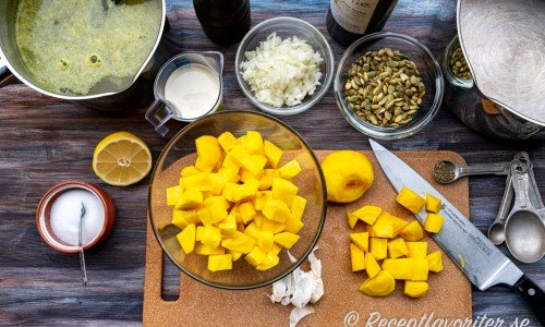 Ingredienser till gulbetssoppan. 