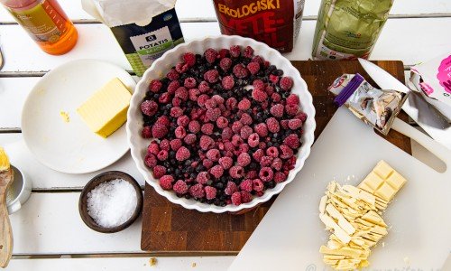 Ingredienser till hallon- och blåbärspajen 
