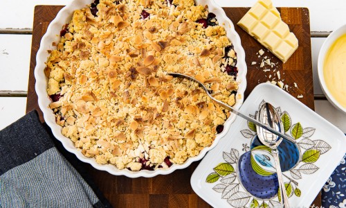 Hallon- blåbärspaj serverad med vaniljsås på dessertfat från Rörstrands Eden. 