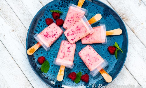 Gör egna glasspinnar med hallonglass med yoghurt. 